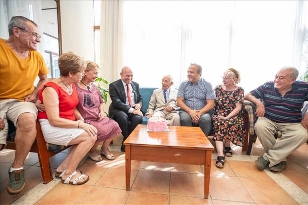 Başkan Soyer asırlık çınar İsmail İnceboy’u ziyaret etti