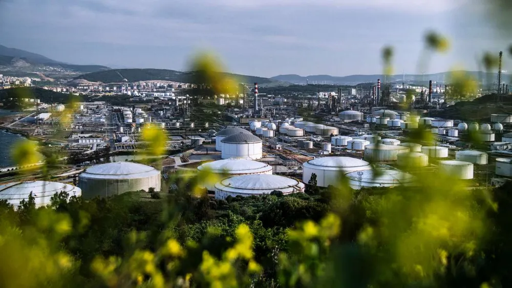 Tüpraş: 140 bin ton ham petrol taşıyan gemi ile iletişim kesildi