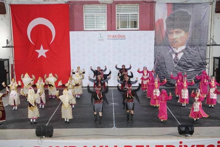 Bayraklı Belediyesinden halk oyunları şöleni