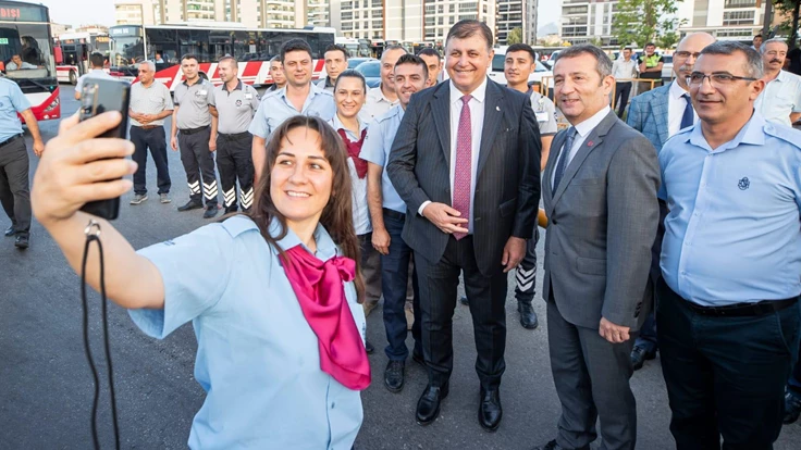 Başkan Tugay 05.30’da ESHOT personeliyle bayramlaştı