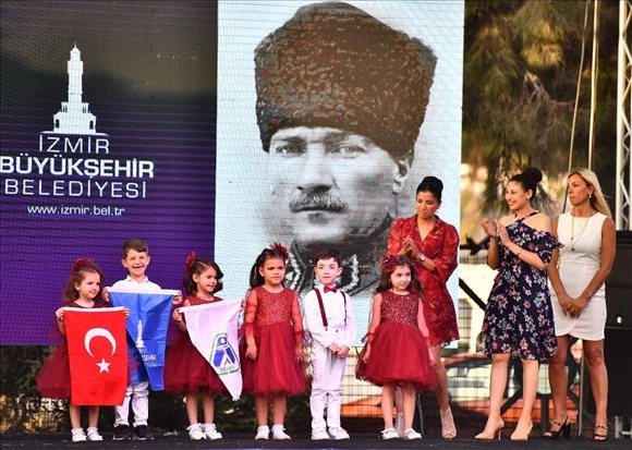 Minik öğrenciler ilk mezuniyet heyecanını yaşadı