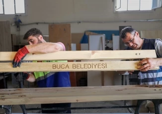 Buca’da ahşap atıklar kent mobilyasına dönüştürülüyor