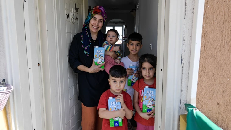 İzmir Büyükşehir Belediyesi süt dağıtımına başladı