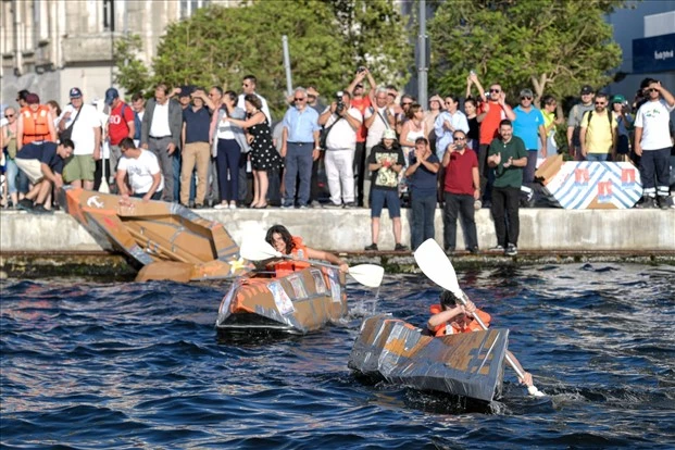 ​Karton tekneler İzmir Körfezi’nde kıyasıya yarıştı
